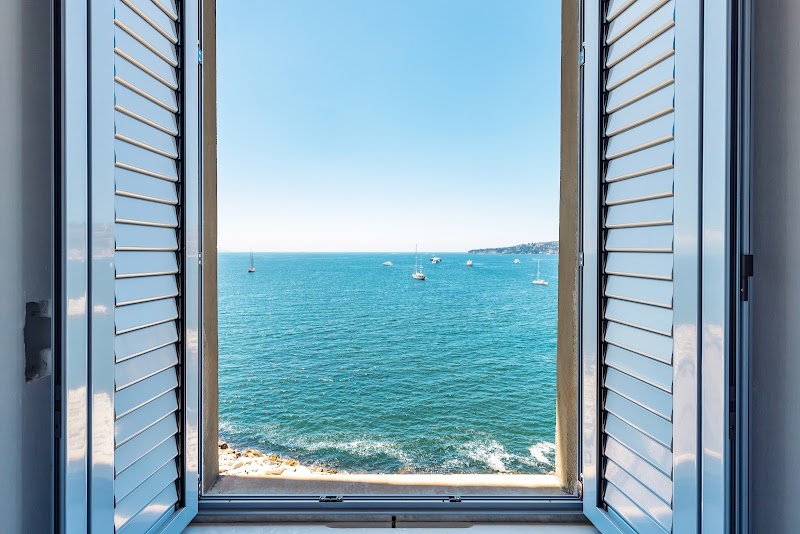 Blu Breeze on Seafront