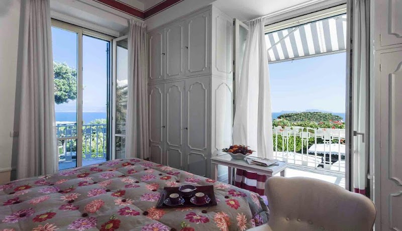 Quadrifoglio Relais Partenope 5 stelle in riva al mare - 3